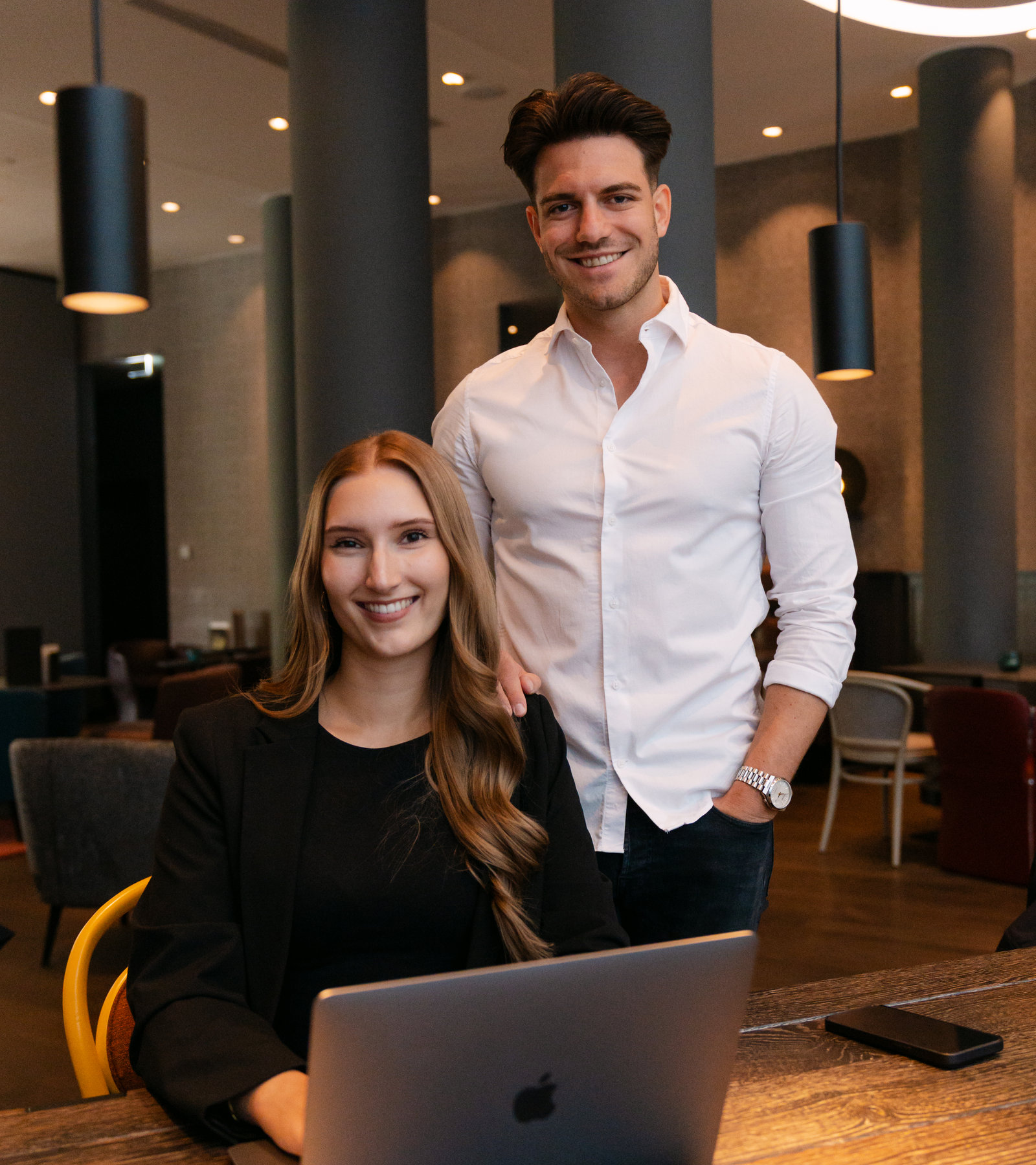 Christina und Markus von MC | DIGITAL gemeinsam im Büro